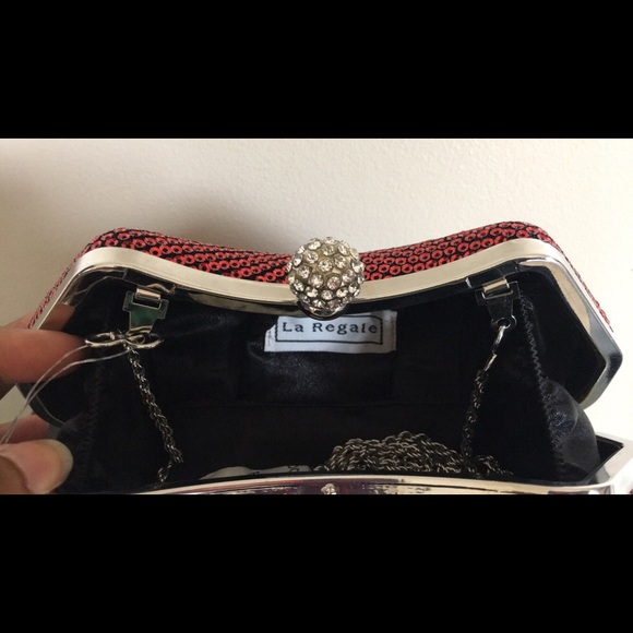 La Regale red sequined clutch - Picture 3 of 5